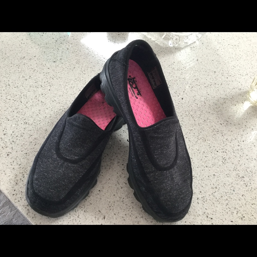 EUC Skechers slip ons !!Offers!!